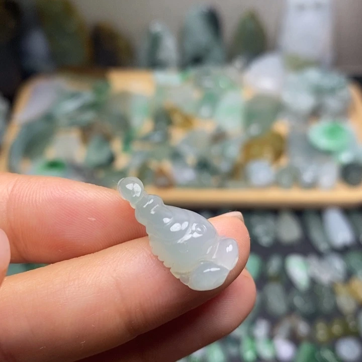 翡翠未镶嵌颈饰蝎子