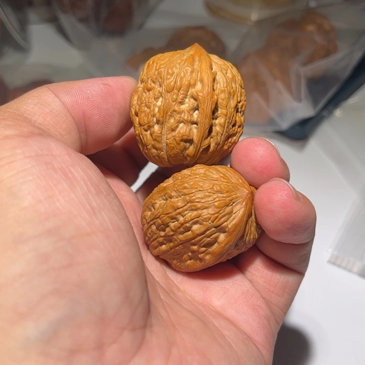 L***c吊坠文玩核桃狮子头核桃