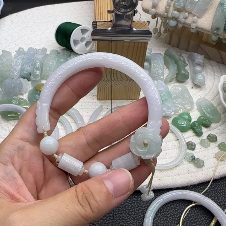 荣***儿未镶嵌手链翡翠半镯