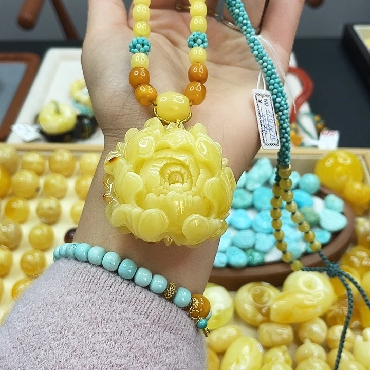 琥珀颈饰未镶嵌牡丹花吊坠