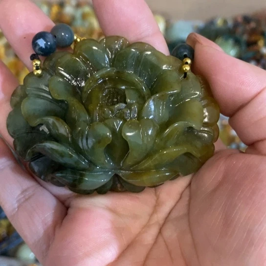 蛇纹石玉未镶嵌颈饰