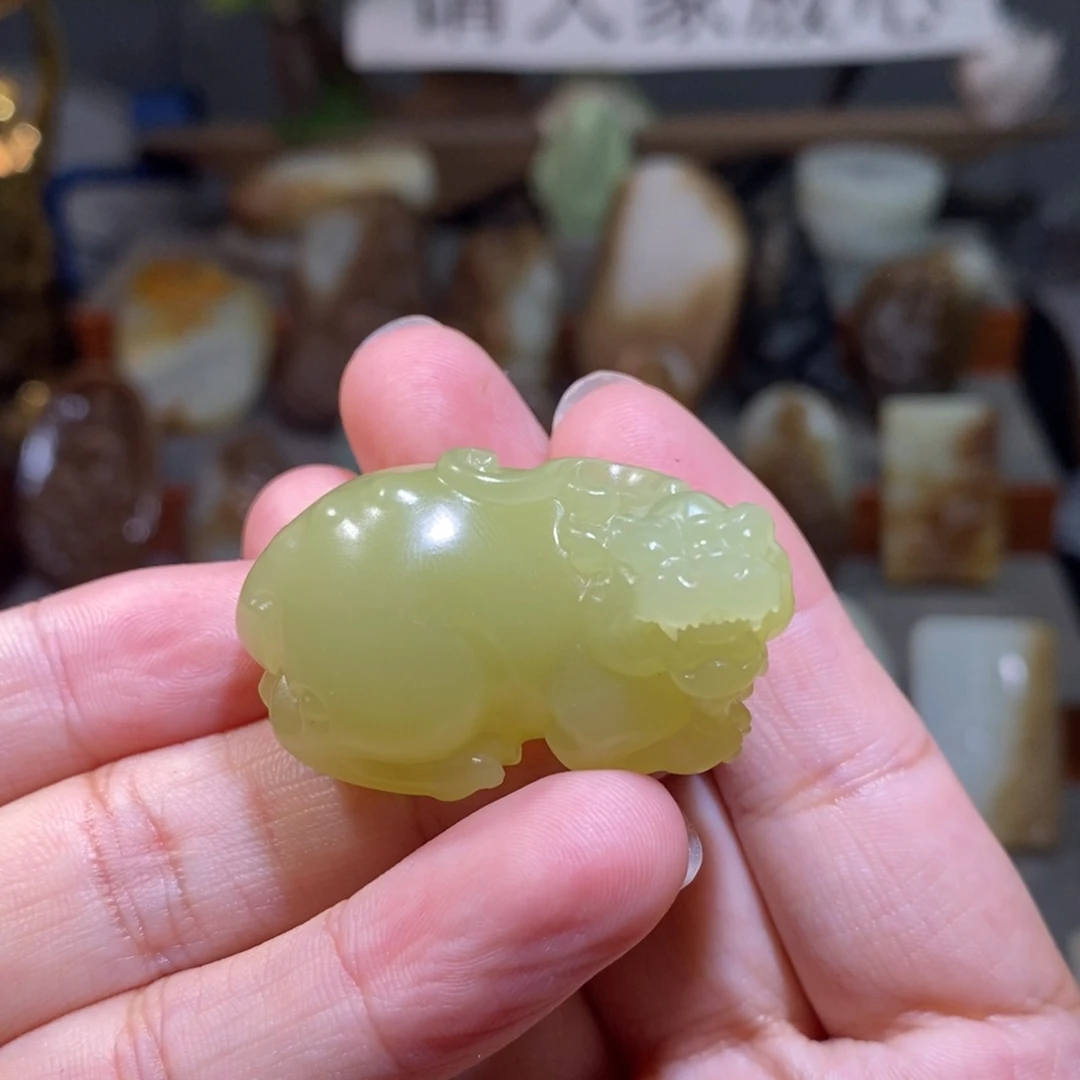 颈饰未镶嵌和田玉（黄玉）貔貅吊坠