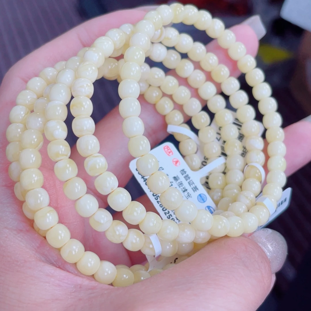 未镶嵌蜜蜡裸石多样性发其中一个