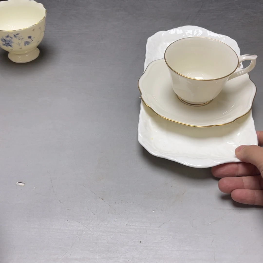 瓷片料****厨密密麻麻地排列着一个大