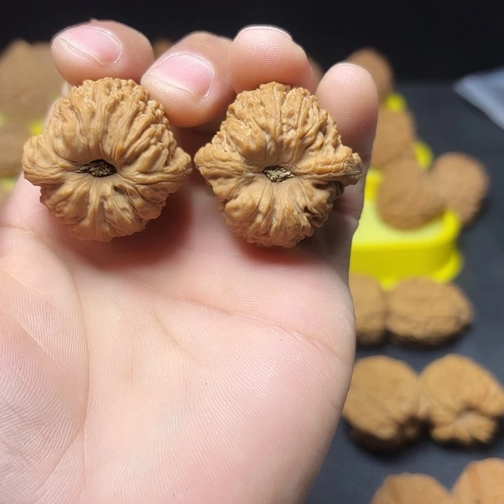 ****文玩核桃把件深凹底拉丝纹南疆石36尺8