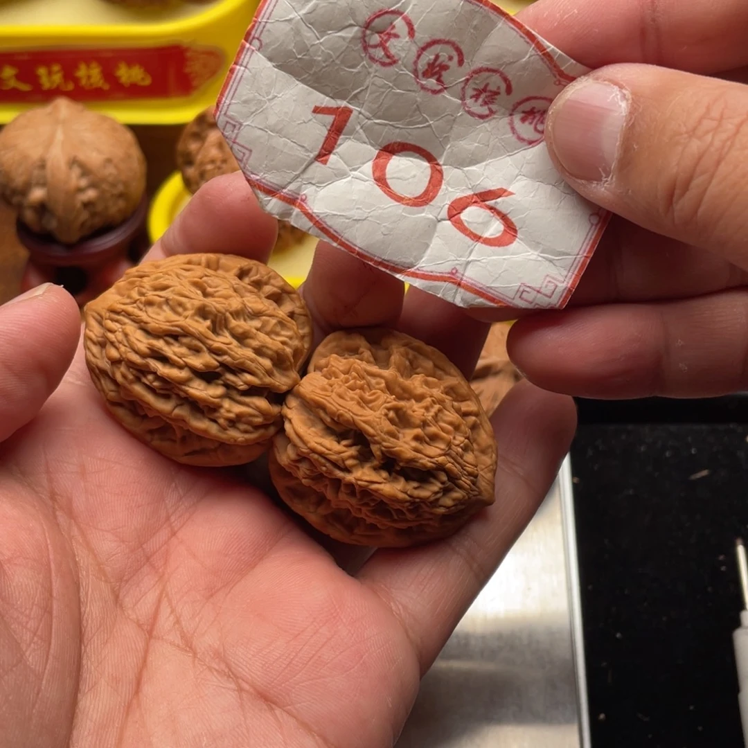 文玩核桃吊坠虎头