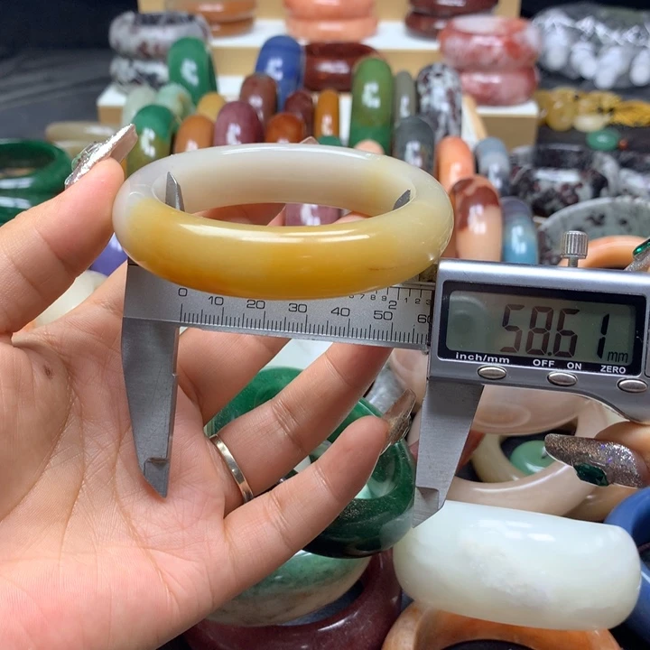 未镶嵌手镯石英质玉