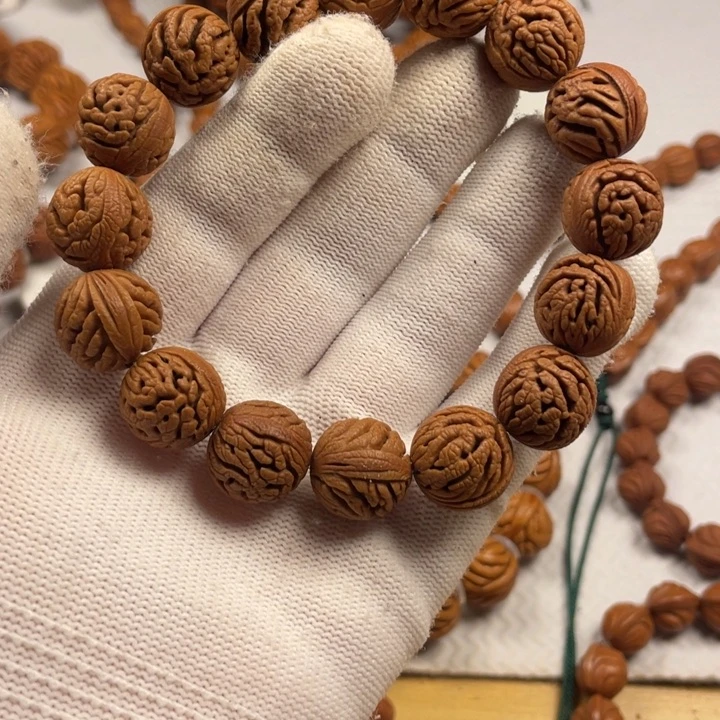 2号链接桃核手串一个