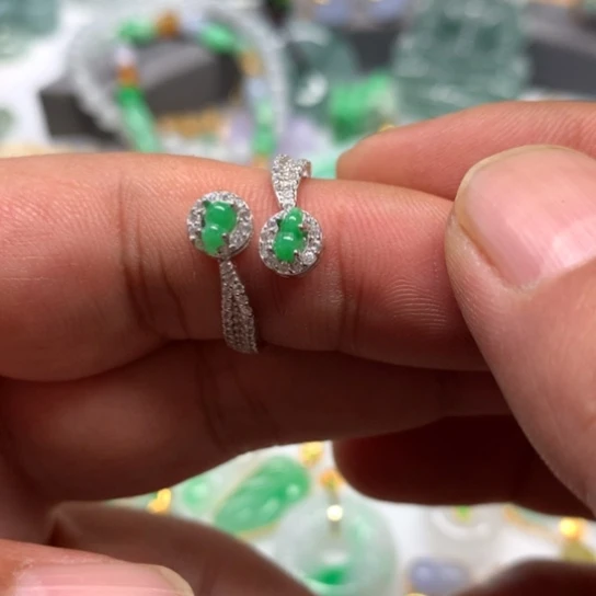 翡翠颈饰未镶嵌翡翠