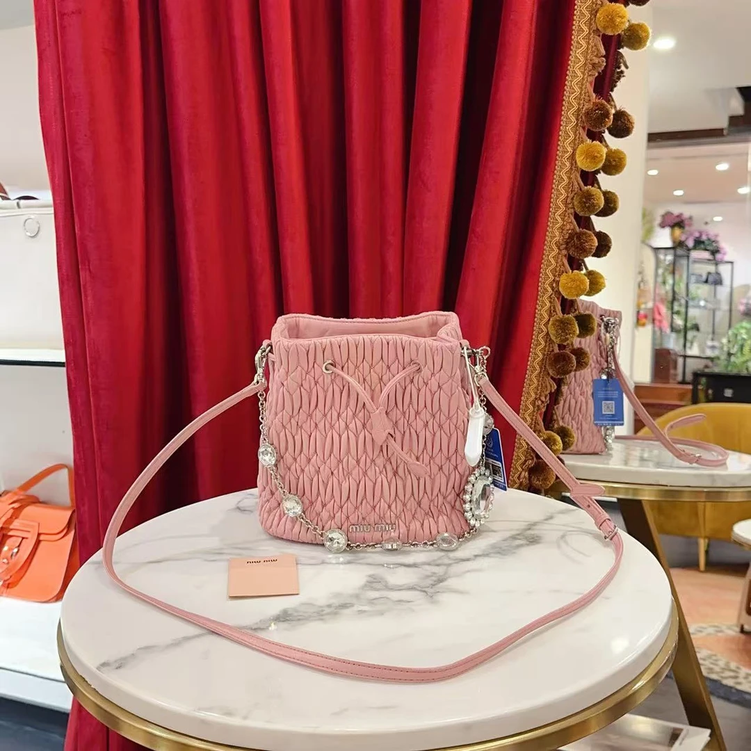 95新 MIU MIU/缪缪 GGS缪缪褶皱宝石链条水桶粉色银扣羊98675709