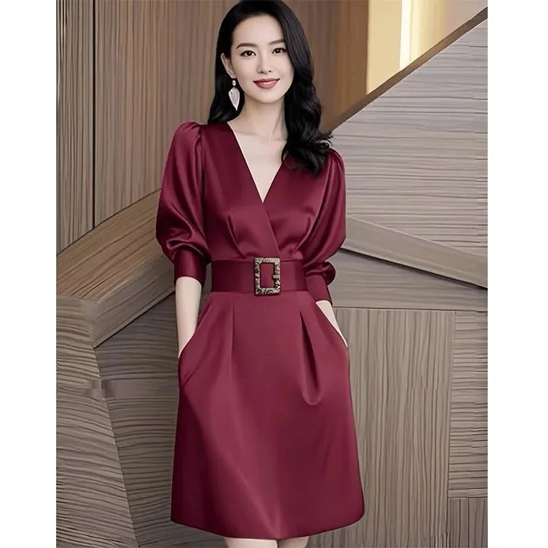 气质高端法式轻奢收腰v领红色连衣裙女2025春秋新款长袖缎面A字裙