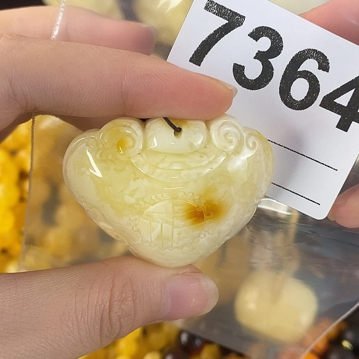 蜜蜡未镶嵌珠宝奇石