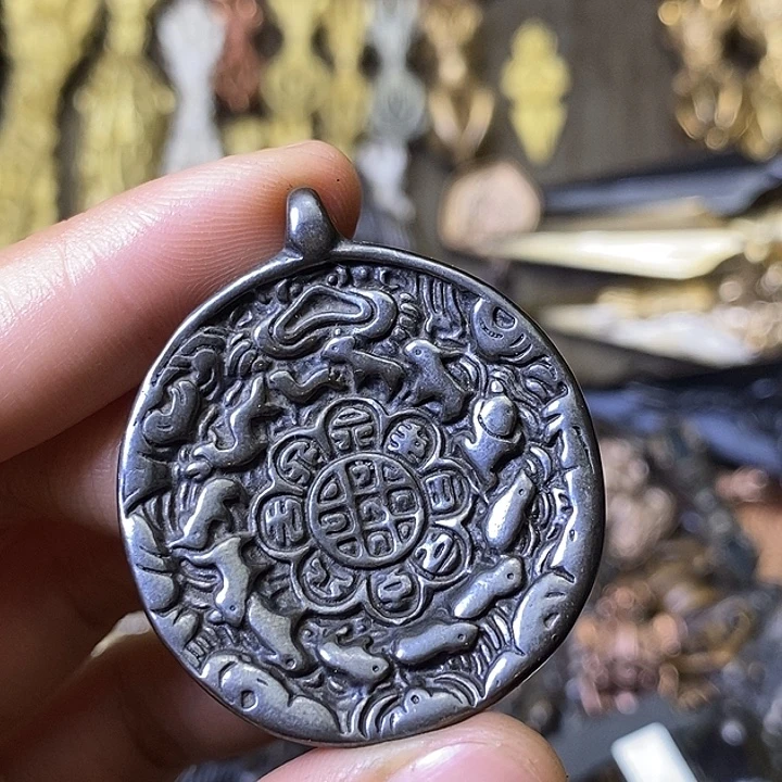 藏传加银款朝天吼九宫牌