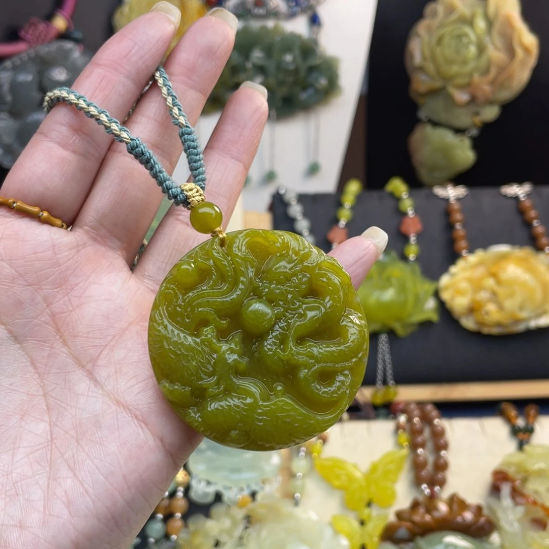 蛇纹石玉颈饰未镶嵌