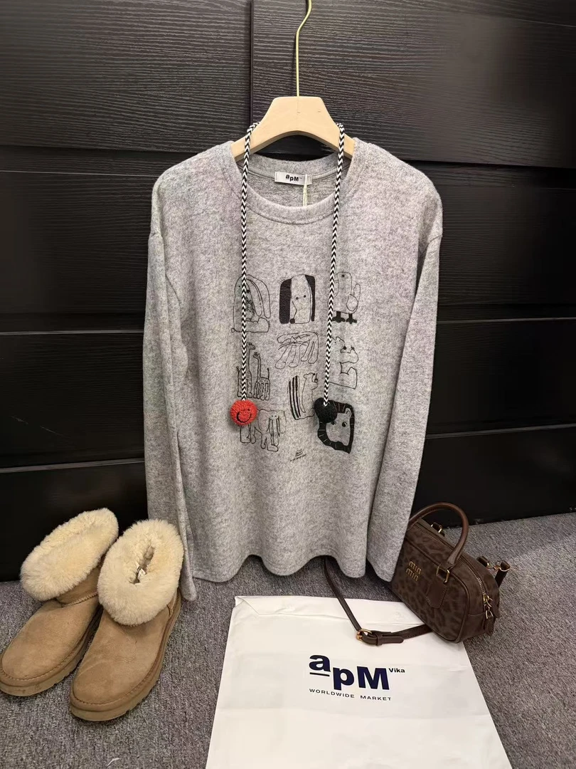 루루가−（动物派对）东大门2025秋季韩货爱心挂件羊绒宽松卡通印花长袖