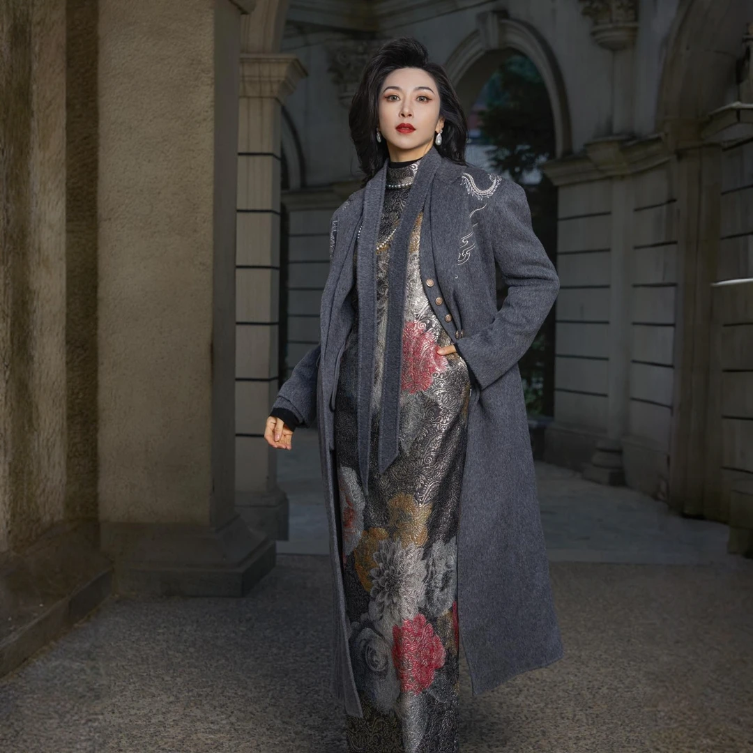 逍遥游锡银龙年刺绣新中式老钱风灰西装大衣提花旗袍3件套X23D317