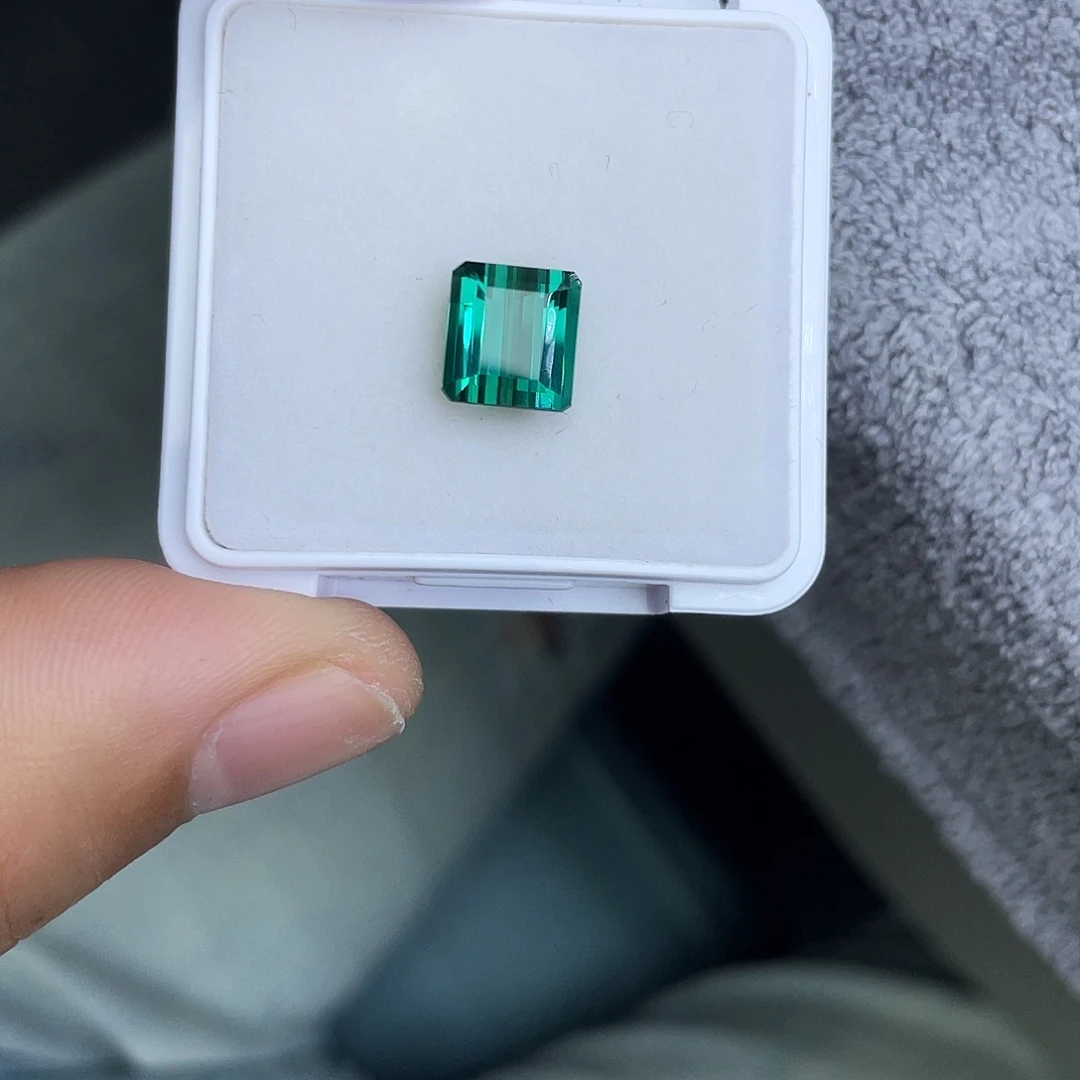 未镶嵌裸石碧玺3.032Ct。