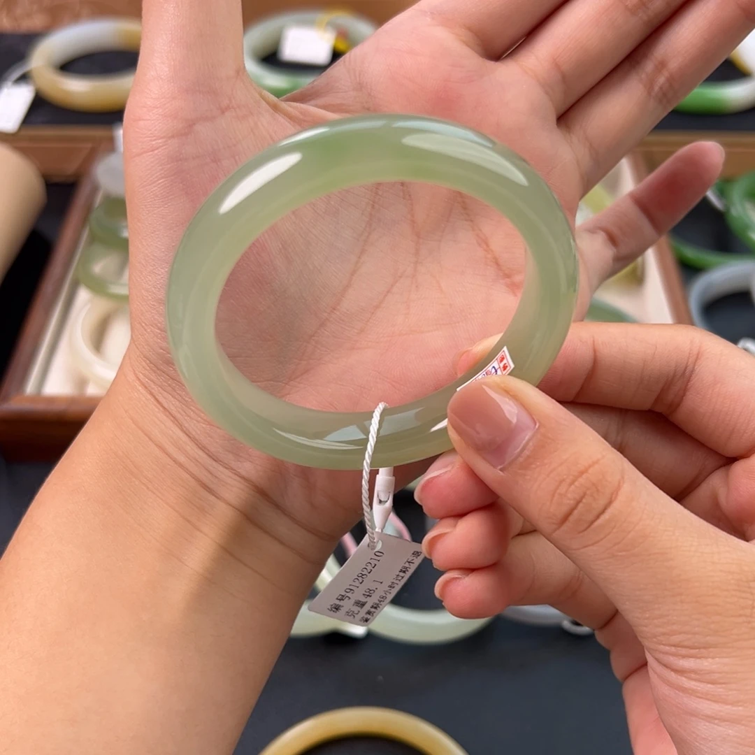 未镶嵌手镯和田玉有微瑕