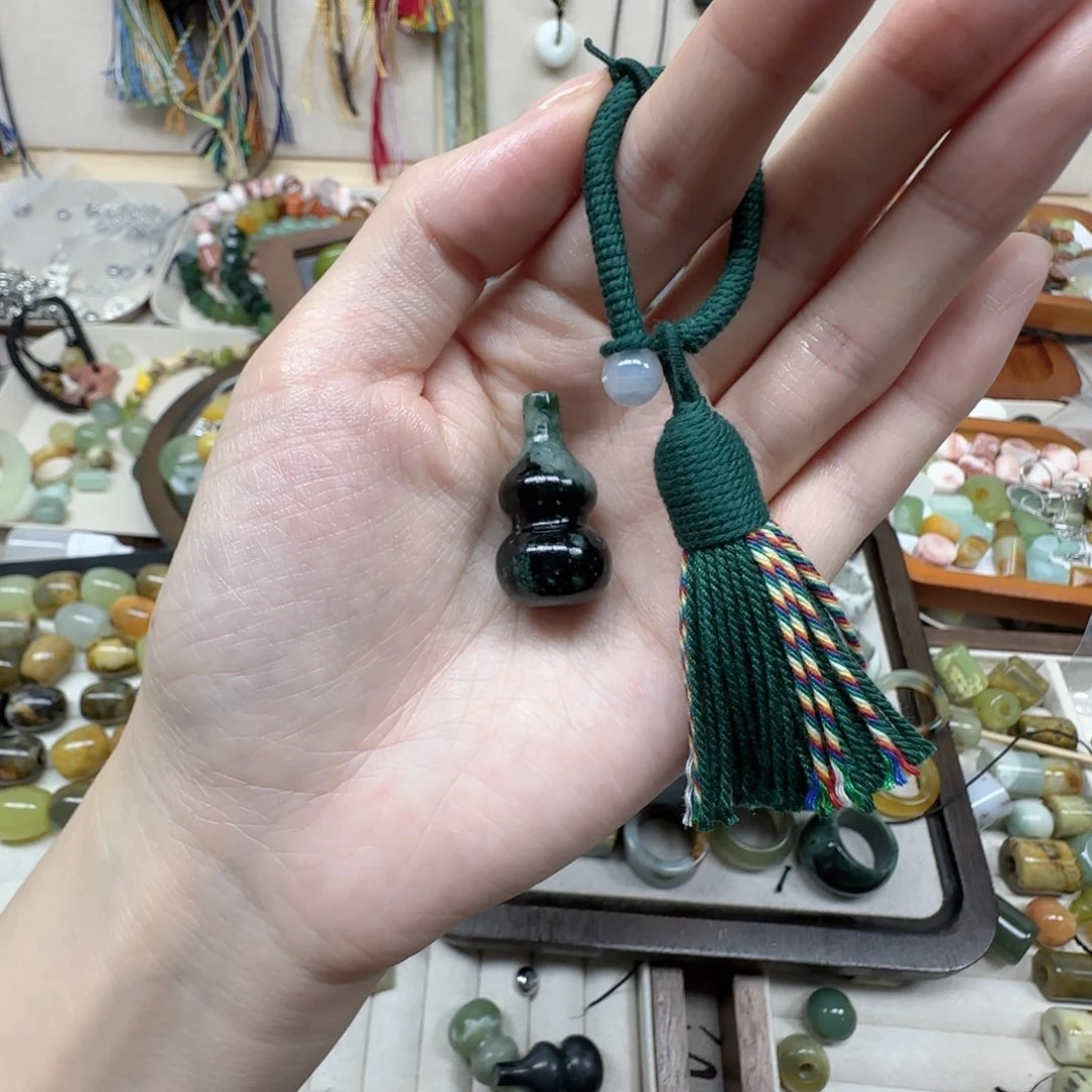 小***飞岫玉未镶嵌岫玉戒指搭配