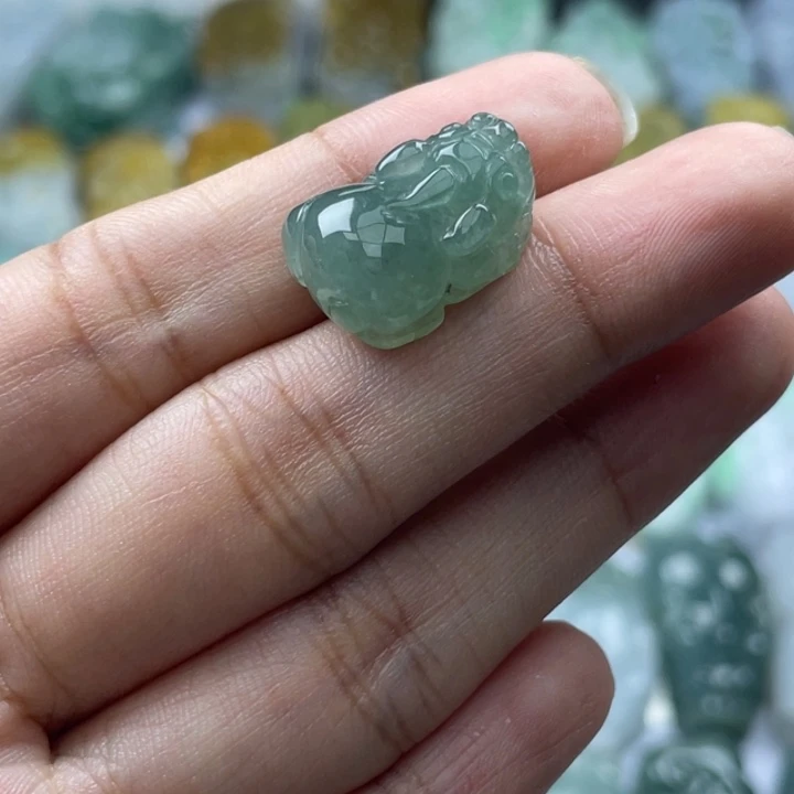 翡翠未镶嵌颈饰貔貅