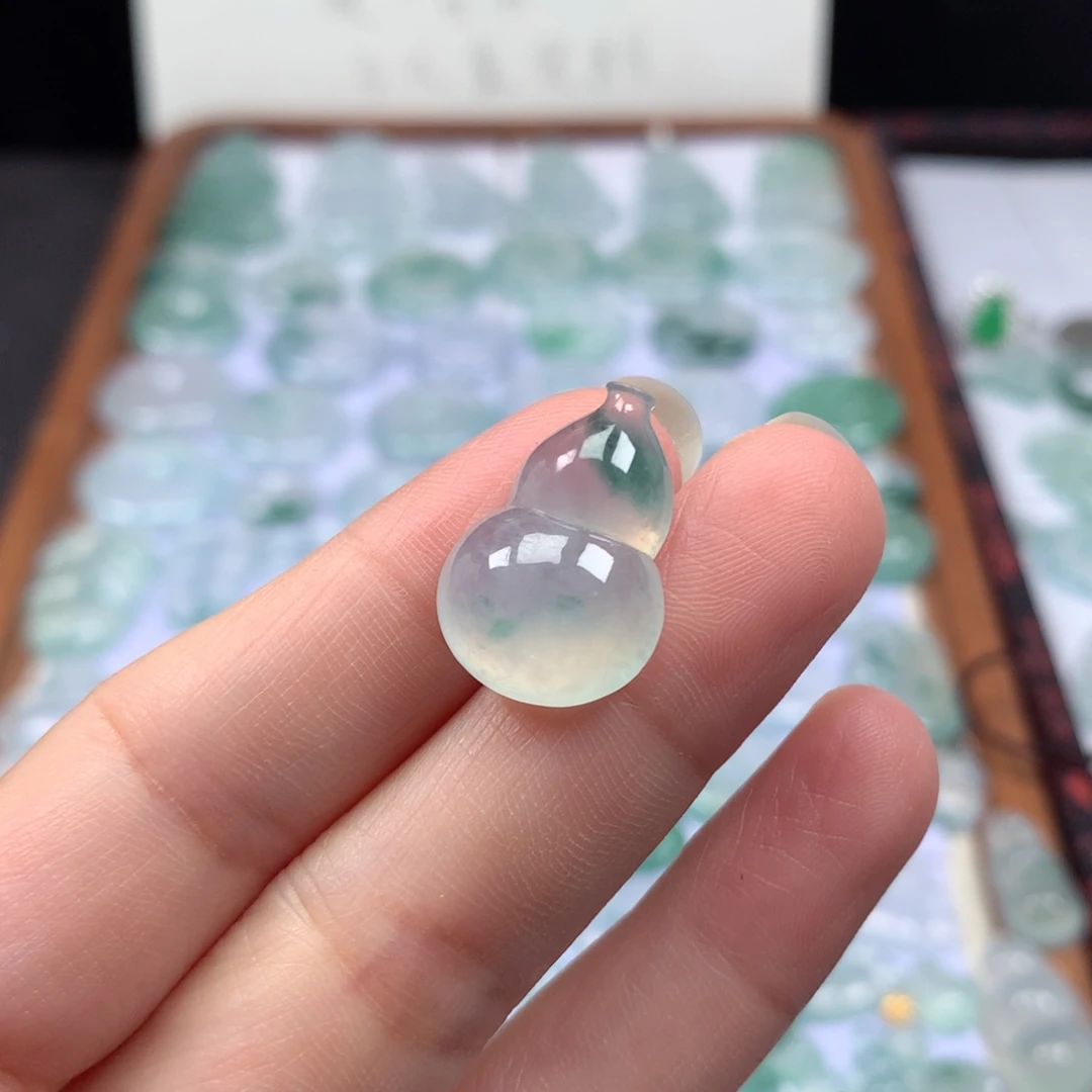 颈饰未镶嵌翡翠冰种飘花葫芦