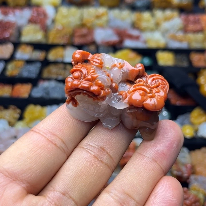 未镶嵌石英质玉（黄龙玉）颈饰