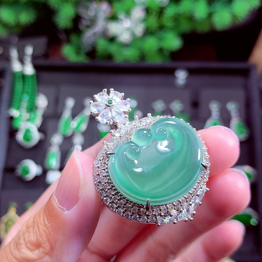 颈饰未镶嵌翡翠天然