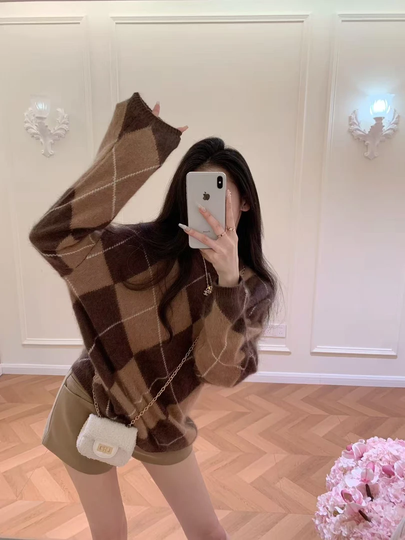 秋冬新款时尚洋气百搭女装韩版宽松菱格圆领毛衣气质直筒短裤套装