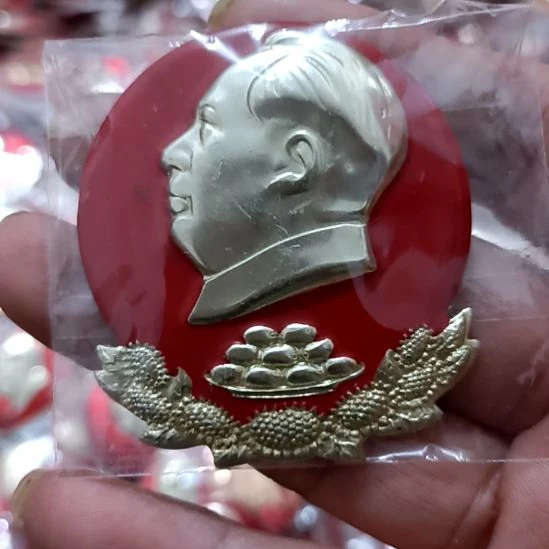 铝双*圆形红色文字像章