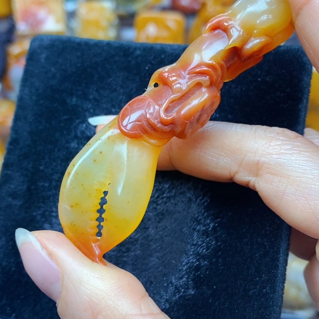 未镶嵌石英质玉（黄龙玉）颈饰