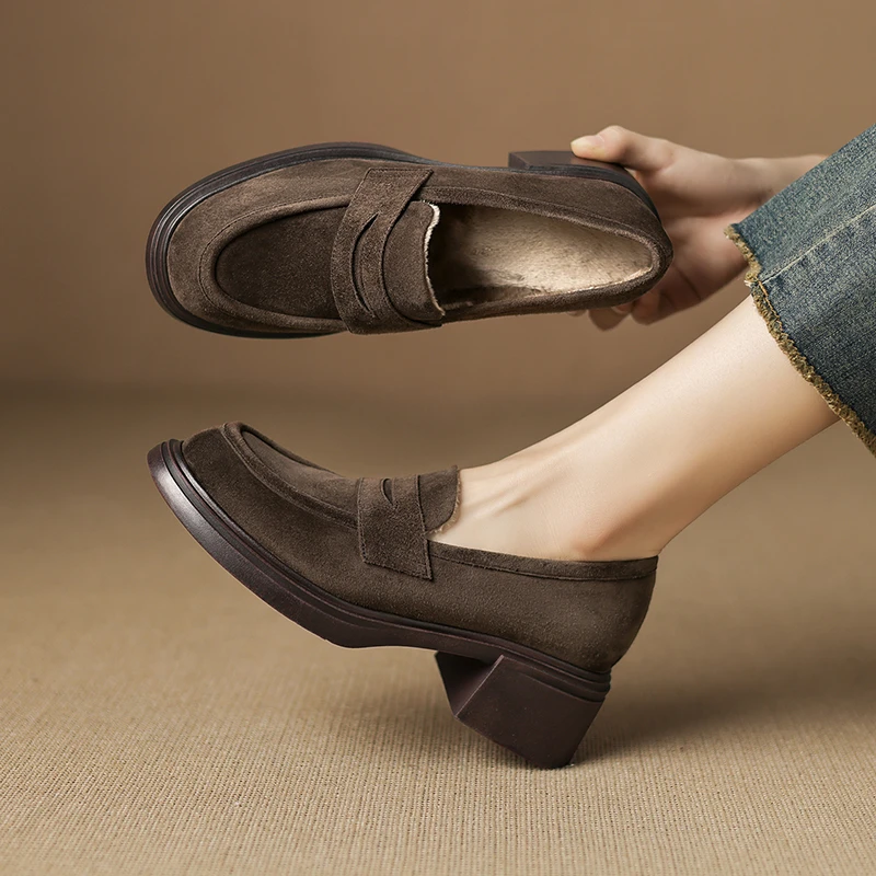 2025年冬季新款加绒保暖深口单鞋女厚底学院风百搭时尚高跟乐福鞋