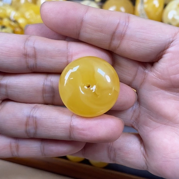 琥珀颈饰未镶嵌平安扣