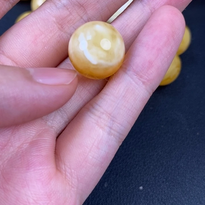 未镶嵌琥珀裸石微瑕38