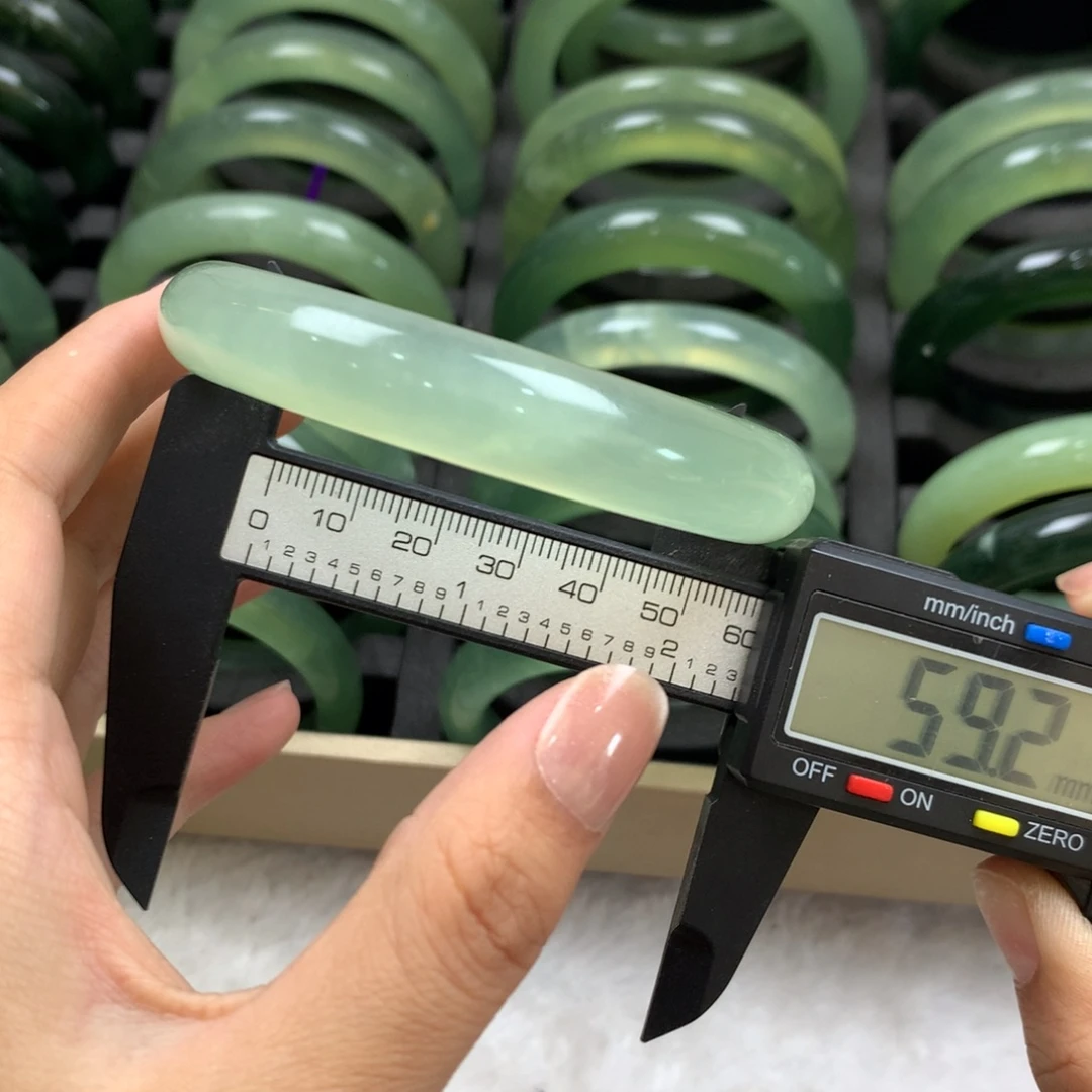 蛇纹石玉未镶嵌手镯301