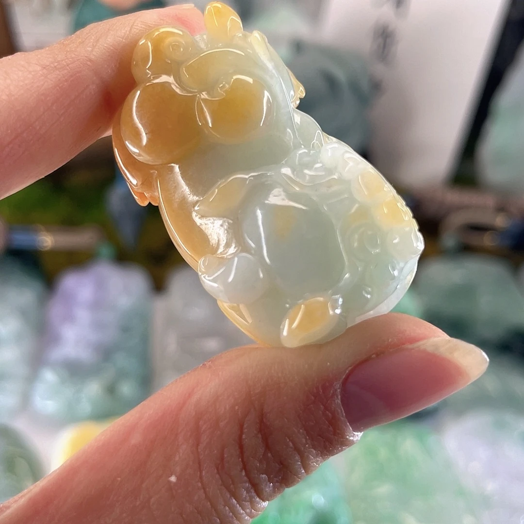 翡翠未镶嵌颈饰貔貅