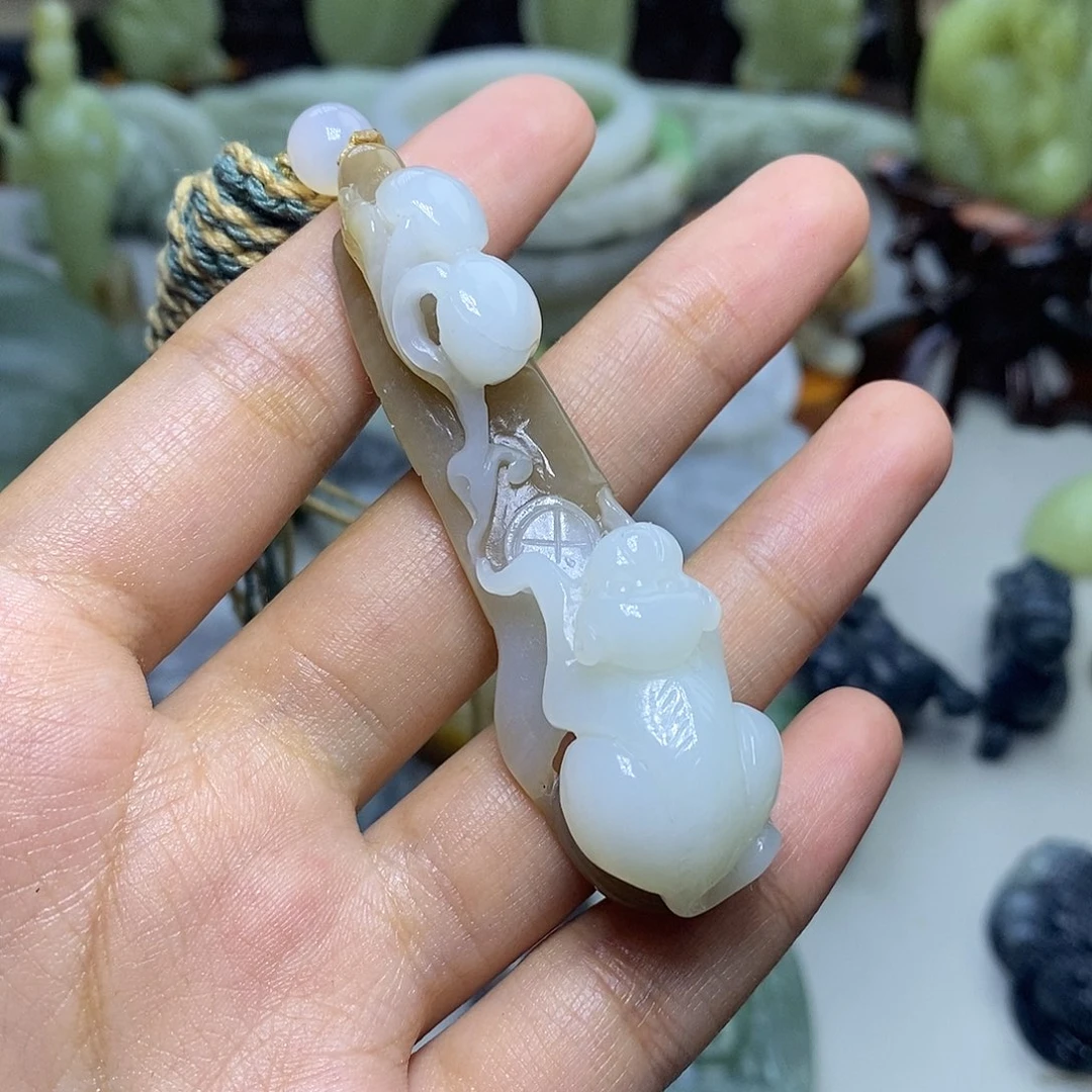 和田玉未镶嵌颈饰叫**爷