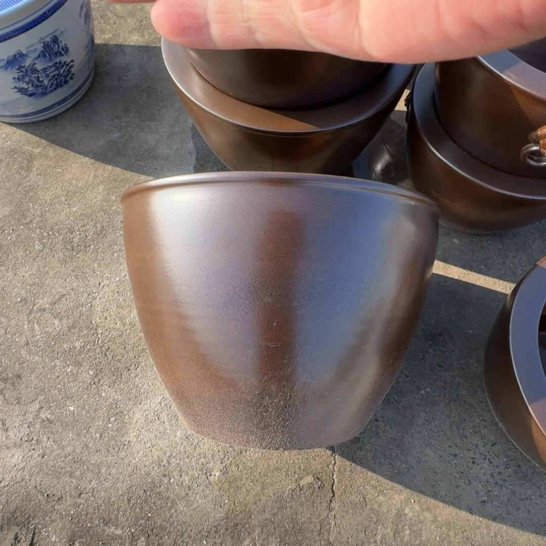 山***行瓷片直径62，高42。底座