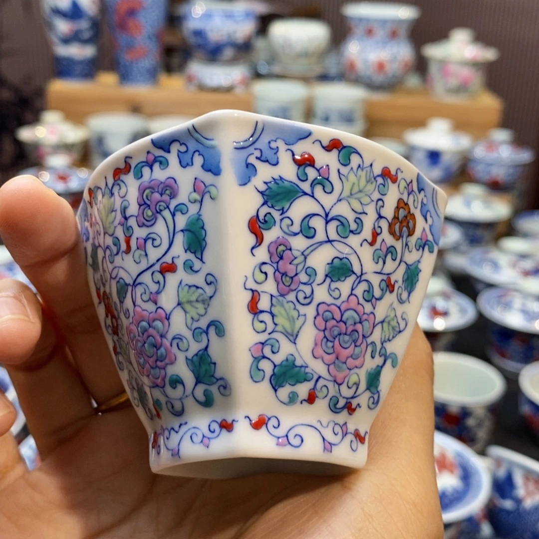 四方斗彩花卉主人杯