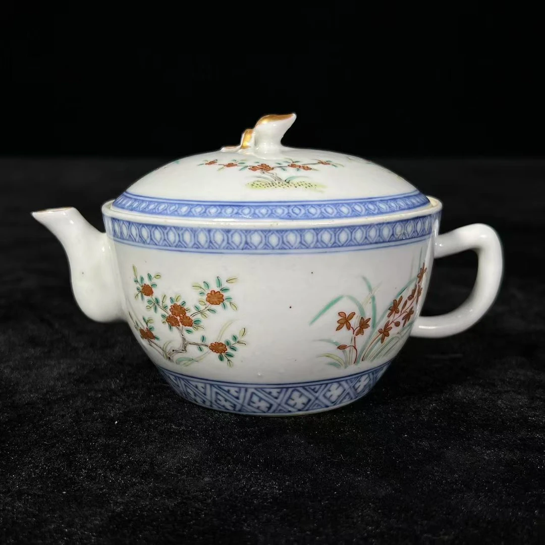 Lot33:  青花五彩花卉纹参汤壶L：15.8cm