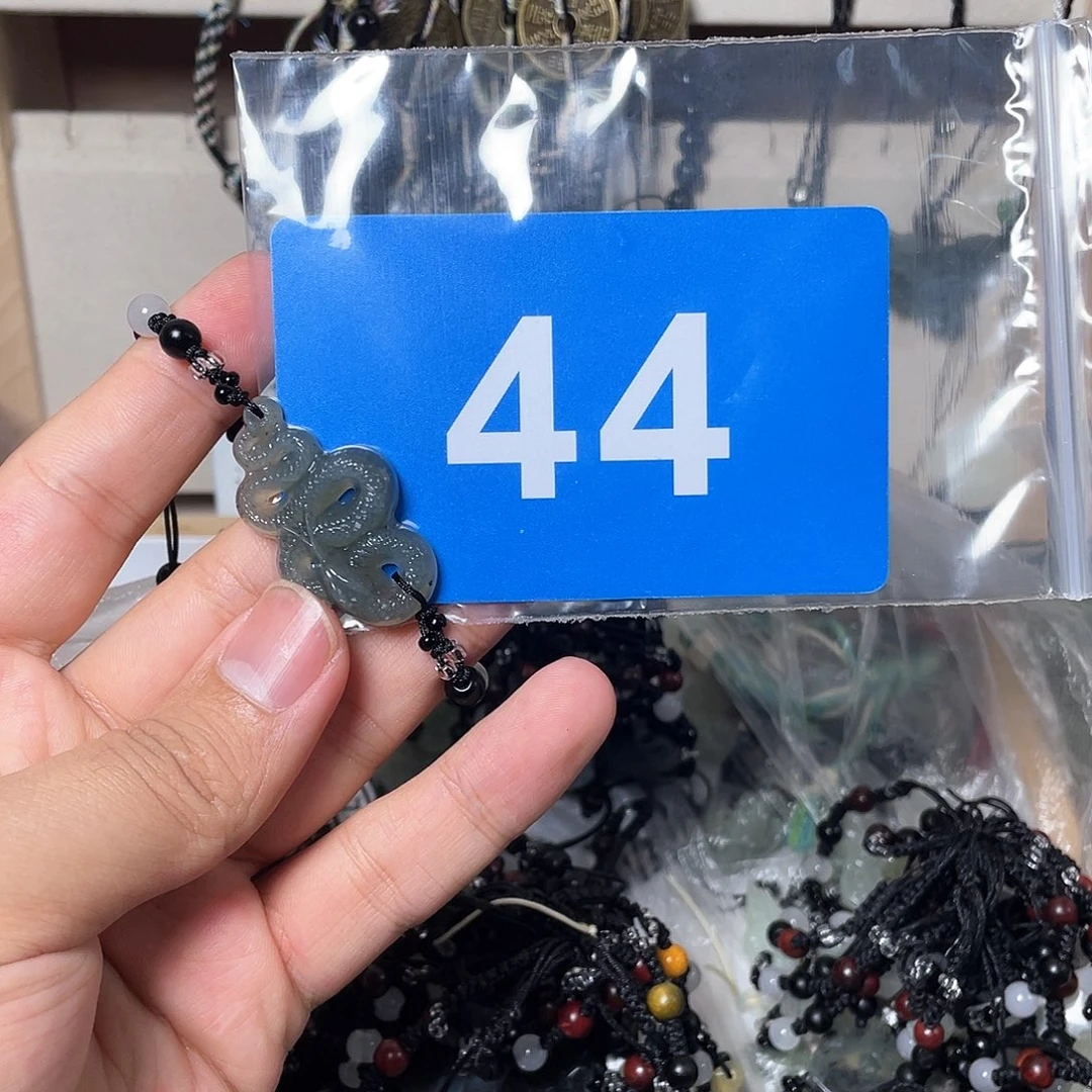 蛇纹石玉颈饰合金