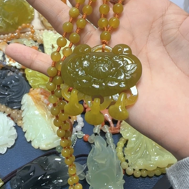 未镶嵌蛇纹石玉吊坠