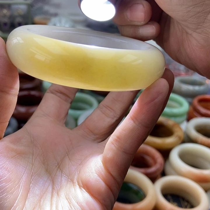 未镶嵌手镯石英岩玉黄糖
