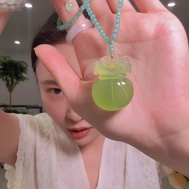 蛇纹石玉足银镶嵌颈饰