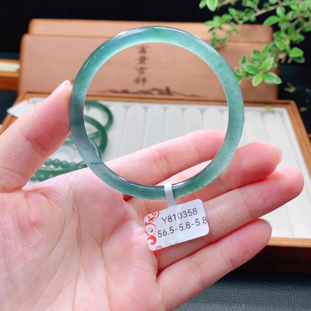 翡翠未镶嵌手镯（圆镯）