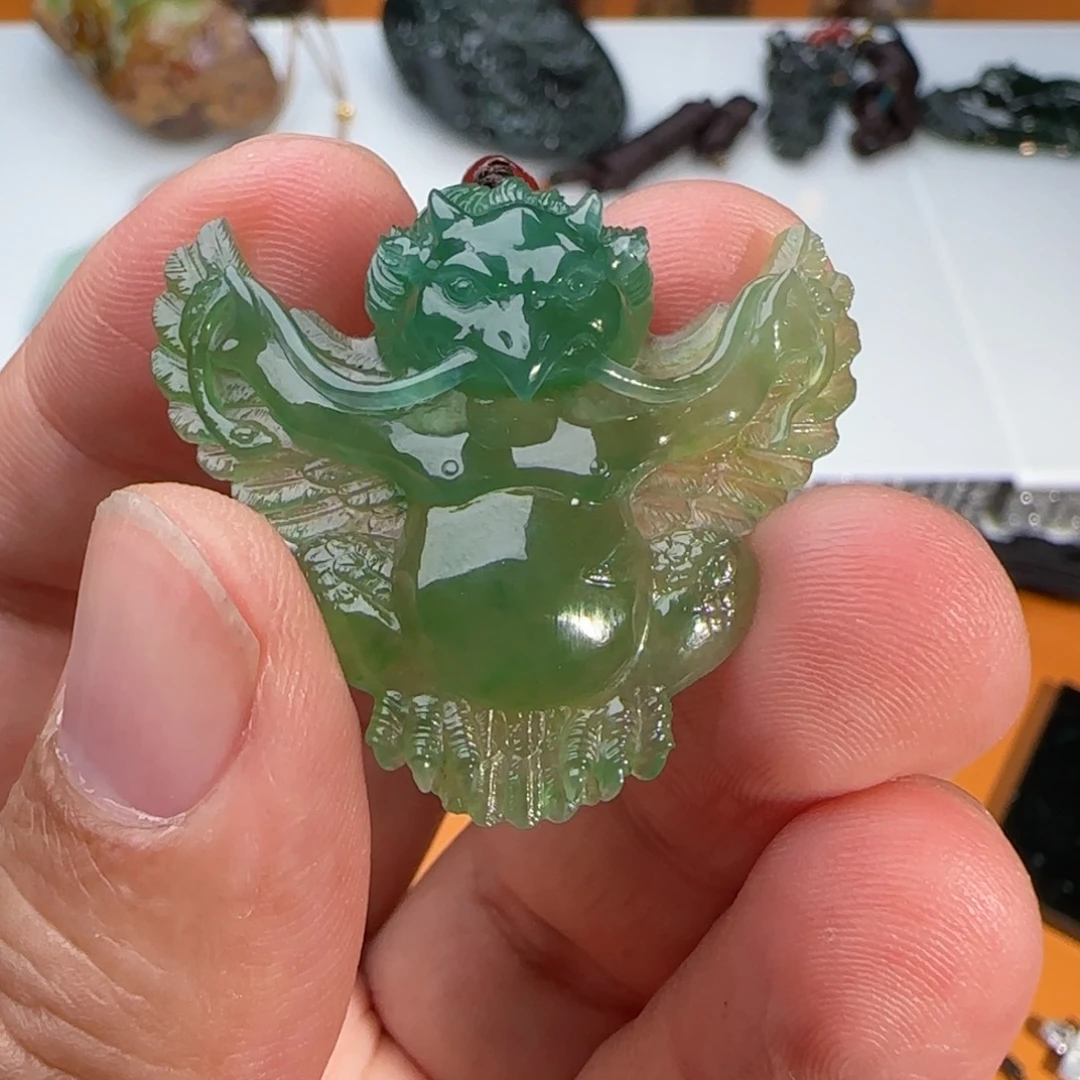翡翠未镶嵌颈饰迦楼罗