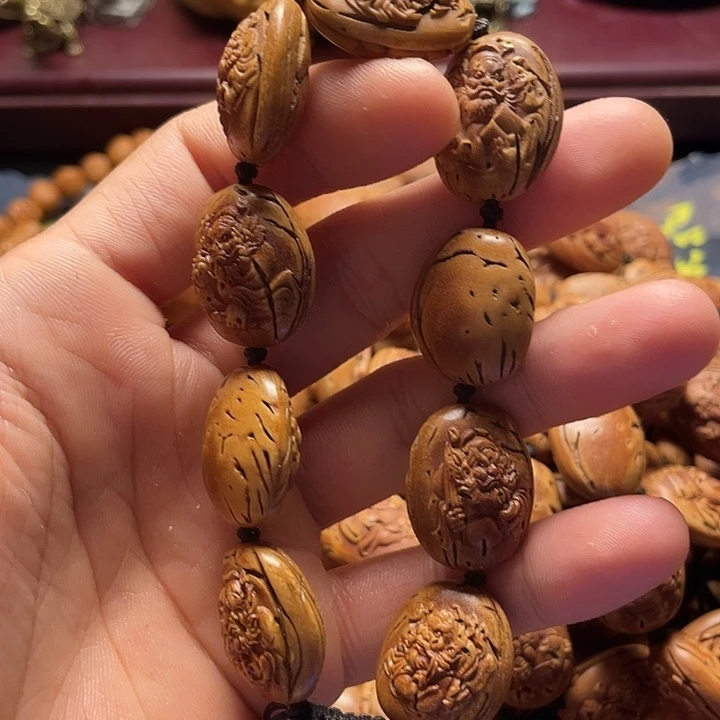 大桃核雕刻瑕疵钟馗