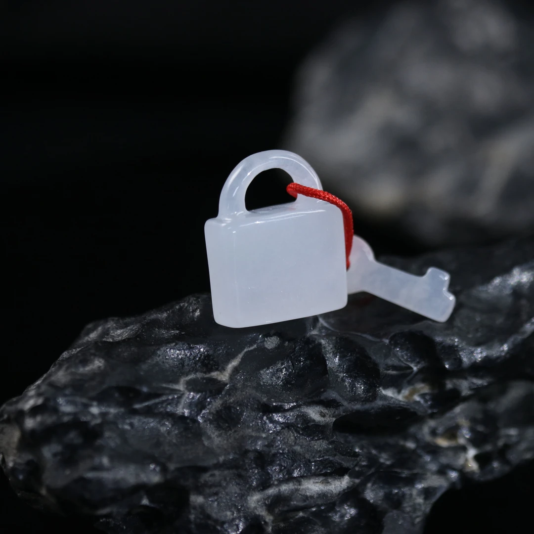 FC5天然缅甸翡翠A货冰胶锁吊坠/500210/保利厦门拍卖