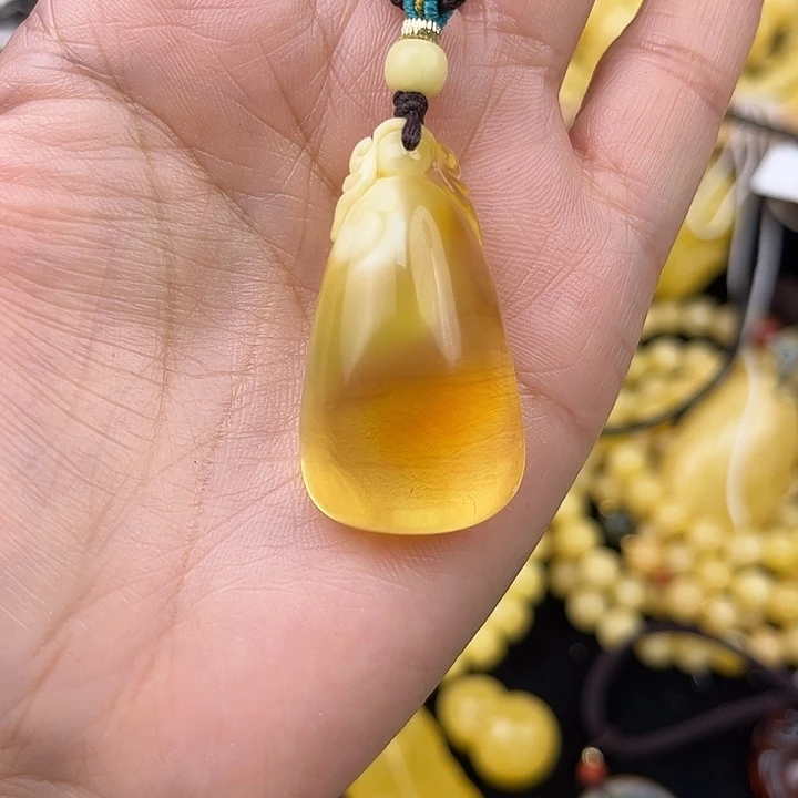 琥珀未镶嵌颈饰琥珀