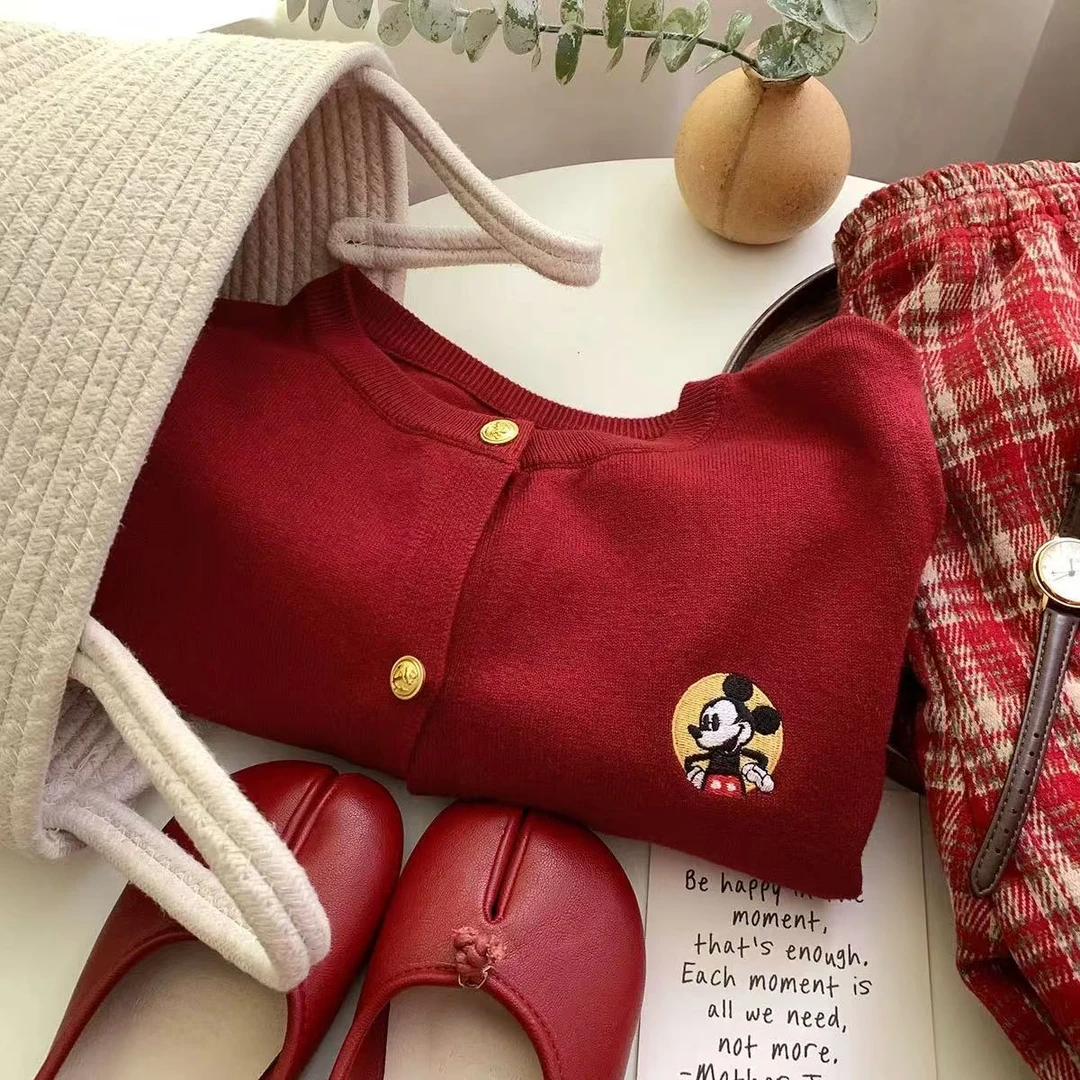 009 卡通米奇刺绣圆扣红毛衣