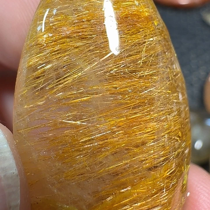 宏***宇未镶嵌颈饰水晶好